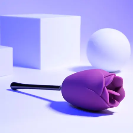 Playboy Pleasure Petal Vibrator Wild Astor – Silikonski uređaj u obliku ruže