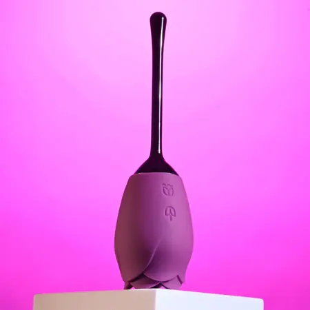 Playboy Pleasure Petal Vibrator Wild Astor – Silikonski uređaj u obliku ruže