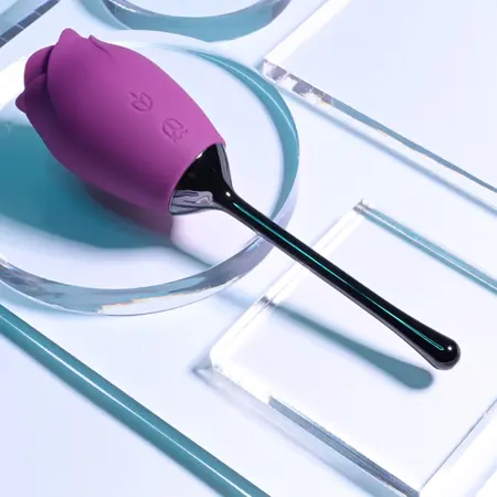 Playboy Pleasure Petal Vibrator Wild Astor – Silikonski uređaj u obliku ruže