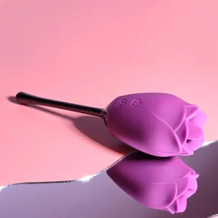 Playboy Pleasure Petal Vibrator Wild Astor – Silikonski uređaj u obliku ruže