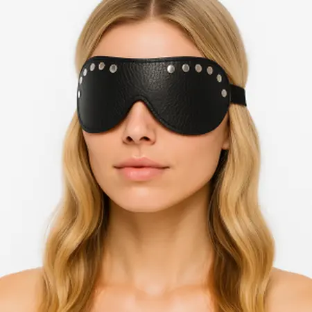 Maska od crne kože sa zakovicama