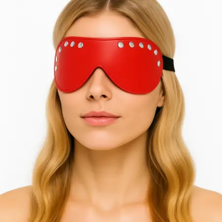 Maska od crvene kože sa zakovicama