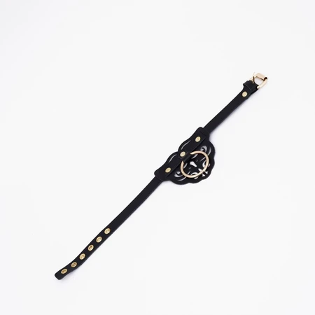 Choker sa zakovicama i zlatnim hardverom