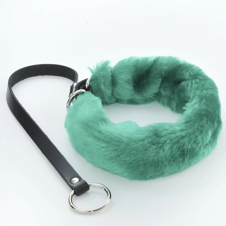 Lite ogrlica sa zelenim krznom