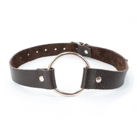 Geg sa prstenom od tamne čokoladne kože