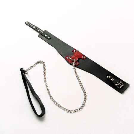 Ogrlica sa crvenim dekorom