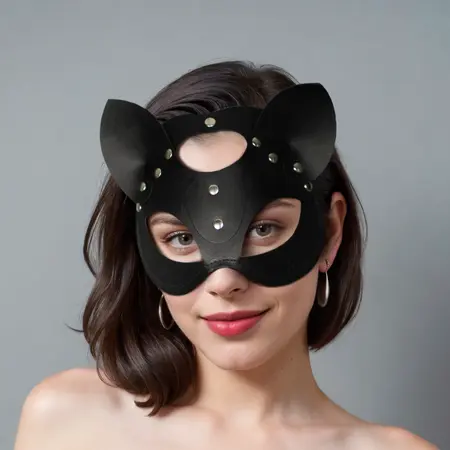 Maska mačke je crna