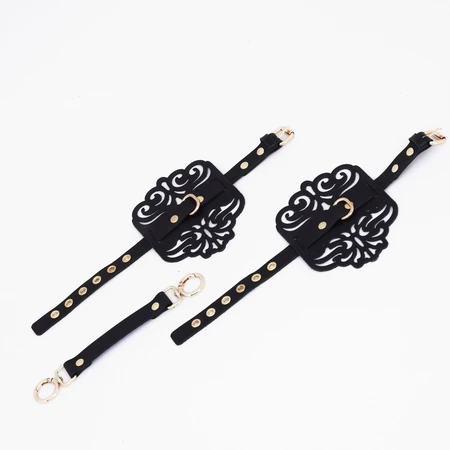 Okovi su figurni sa uzorcima i zlatnim furniturom