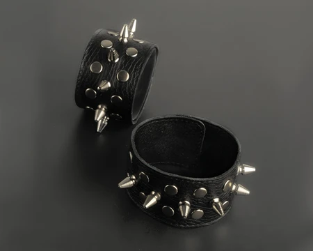 Napulsniki sa šiljcima na dugmadima kože