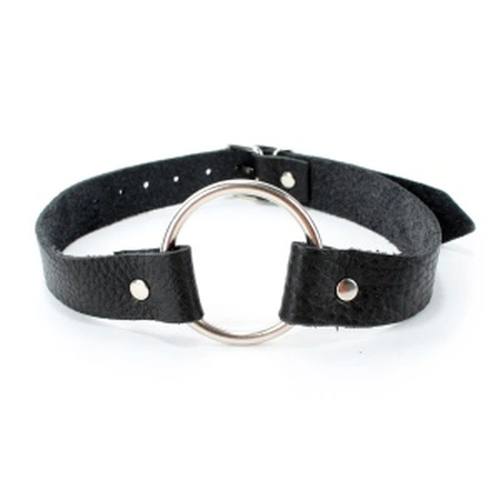 Geg sa prstenom od crne kože