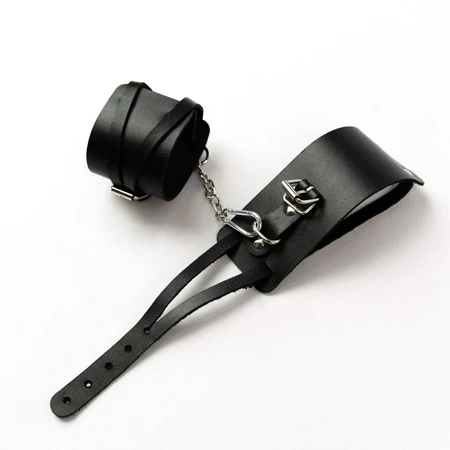 Okovi od crne kože sa nosačem u obliku konopa