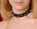 Crna kožna ogrlica sa šiljcima i lancem